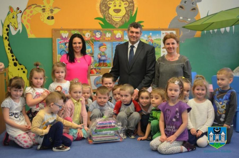 Międzynarodowy Dzień Książki dla dzieci. Burmistrz odwiedził przedszkolaków