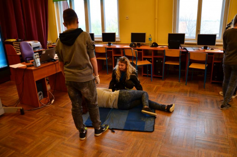 Zajęcia z zakresu udzielania pierwszej pomocy w gimnazjum w Budzowie