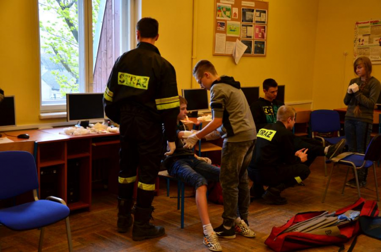 Zajęcia z zakresu udzielania pierwszej pomocy w gimnazjum w Budzowie