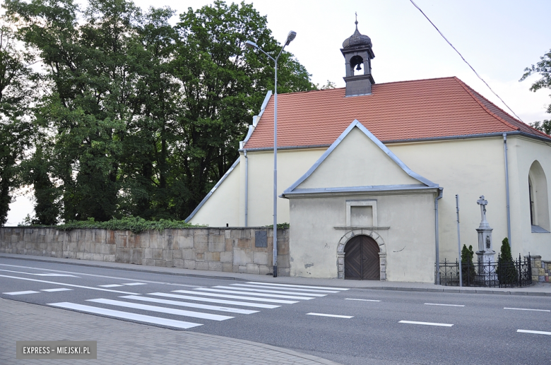 Mowa o przejściu w centrum miasta, które usytuowane jest na wysokości kaplicy św. Trójcy (nieopodal skrzyżowania, w którym przecinają się Plac Adama Mickiewicza z ulicą 3 Maja)