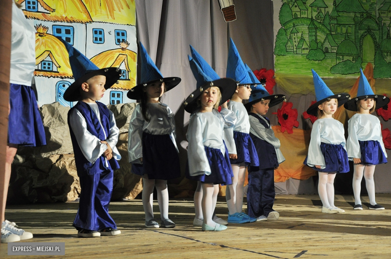 „Kraina za tęczą" - widowisko ząbkowickich przedszkolaków na zakończenie roku