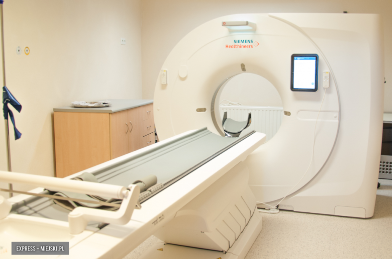Uroczyste przecięcie wstęgi z okazji pozyskania przez szpital św. Antoniego w Ząbkowicach Śląskich nowego tomografu komputerowego