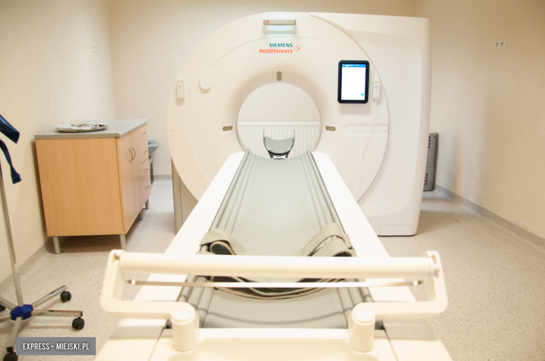 Uroczyste przecięcie wstęgi z okazji pozyskania przez szpital św. Antoniego w Ząbkowicach Śląskich nowego tomografu komputerowego