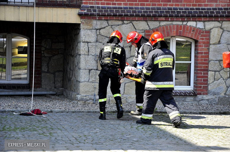 II dzień ćwiczeń - udzielenie pomocy medycznej pracownikowi, który uległ wypadkowi podczas naprawy poszycia dachowego na budynku szpitala