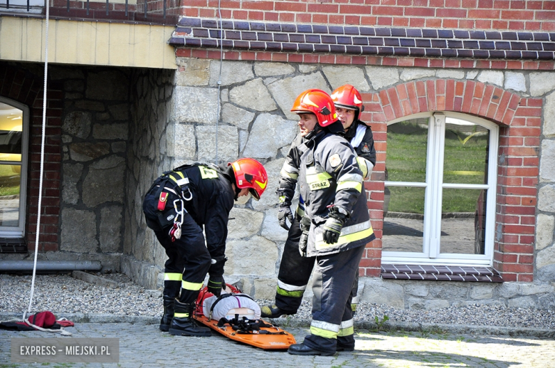 II dzień ćwiczeń - udzielenie pomocy medycznej pracownikowi, który uległ wypadkowi podczas naprawy poszycia dachowego na budynku szpitala