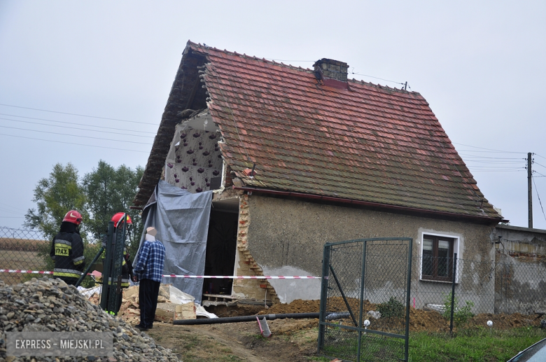 Zawalona ściana budynku w Starczówku