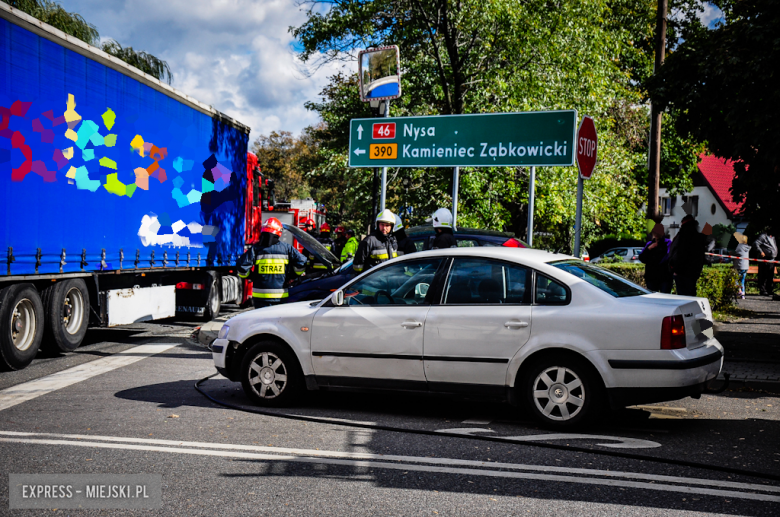 Zderzenie dwóch osobówek i ciężarówki na skrzyżowaniu w Złotym Stoku
