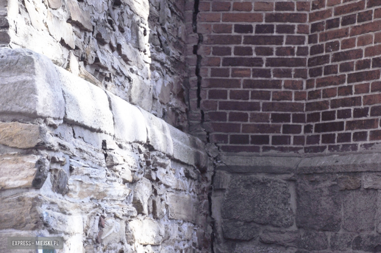 Spękania na jednej ze ścian Krzywej Wieży w Ząbkowicach Śląskich. Obiekt jest nieczynny do odwołania