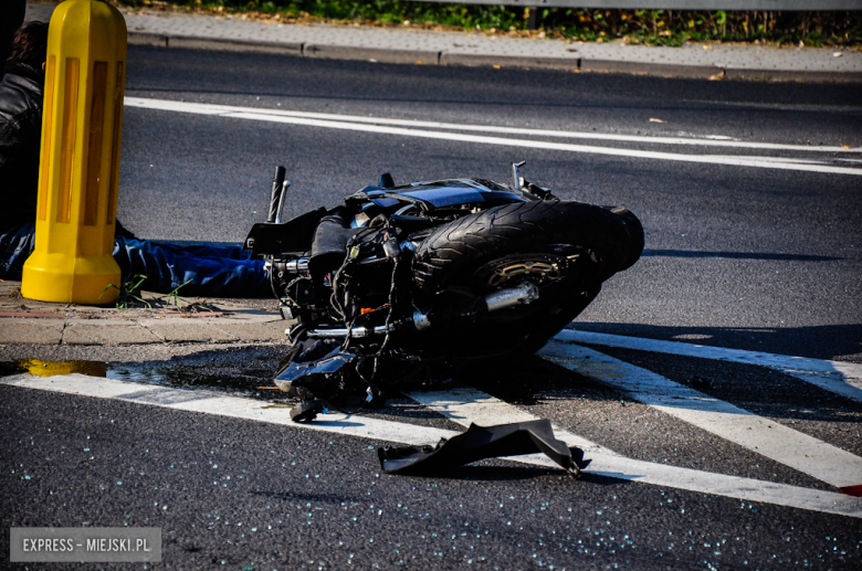 Zderzenie motocykla z osobówką na skrzyżowaniu krajowej ósemki z ul. Legnicką 