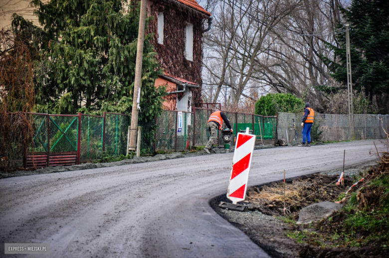 Remont drogi w Piotrowicach Polskich. Mieszkańcy zwracają uwagę na sporą różnicę poziomów między drogą a poboczem