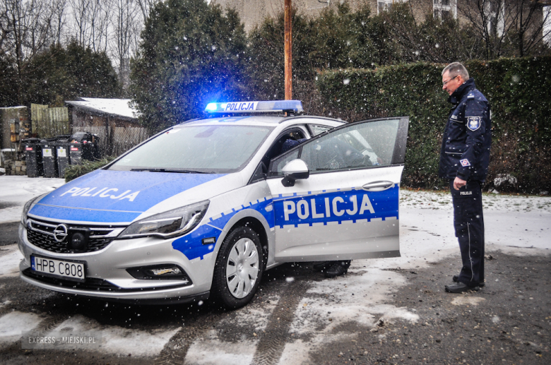 Przekazanie nowego radiowozu w Komendzie Powiatowej Policji w Ząbkowicach Śląskich