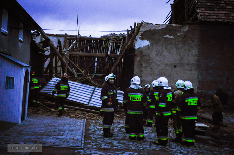 Zawalony budynek gospodarczy w Kamieńcu Ząbkowickim