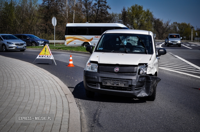 Zderzenie Fiata i Hondy na skrzyżowaniu krajowej ósemki z ul. Legnicką