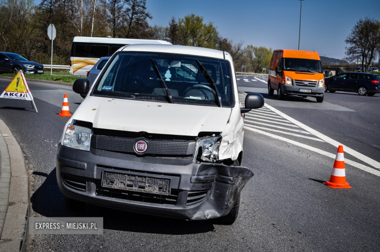 Zderzenie Fiata i Hondy na skrzyżowaniu krajowej ósemki z ul. Legnicką