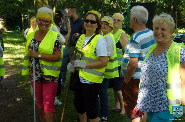 Członkowie Klubu Seniora sprzątali tereny zielone w Ząbkowicach Śląskich
