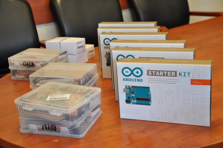 Zestawy do nauki programowania Arduino zostały przekazane do pracowni szkolnych