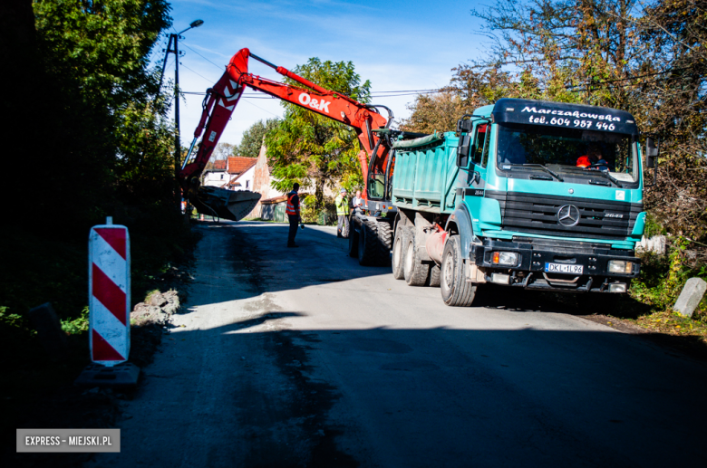 Trwa remont nawierzchni drogi powiatowej nr 3161D w miejscowości Zwrócona - zdjęcia z 28. października