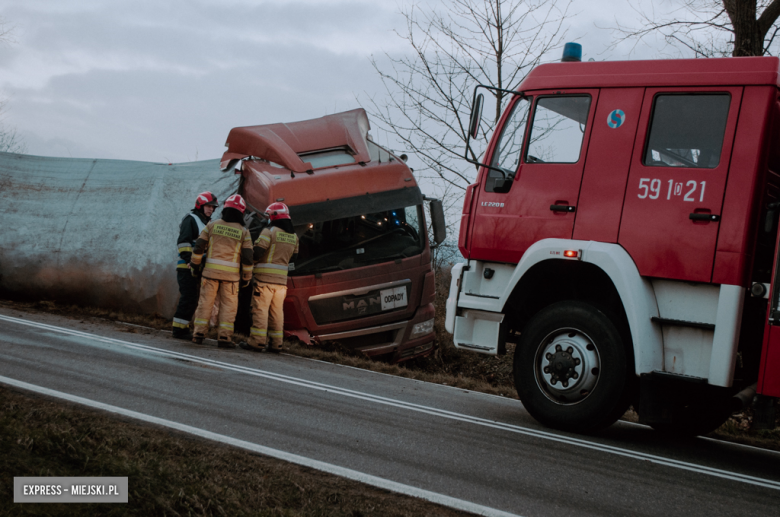 Samochód ciężarowy wypadł z drogi między Ząbkowicami Śląskimi, a Kamieńcem Ząbkowickim [foto]