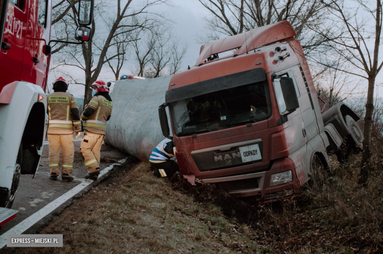 Samochód ciężarowy wypadł z drogi między Ząbkowicami Śląskimi, a Kamieńcem Ząbkowickim [foto]