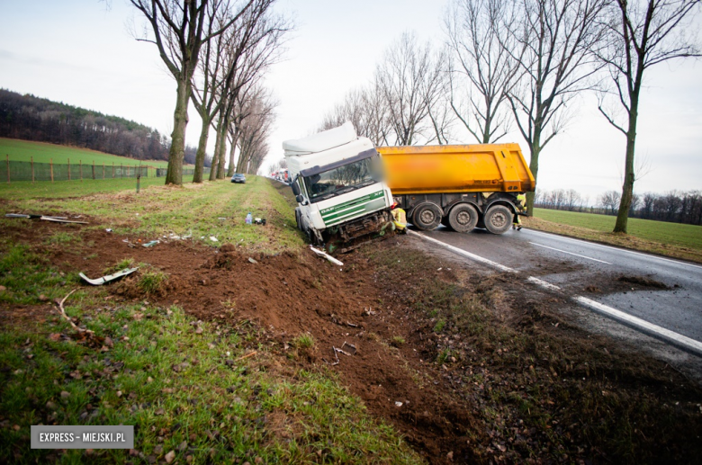 Zderzenie ciężarówki z samochodem dostawczym między Braszowicami a Bardem. Droga zablokowana