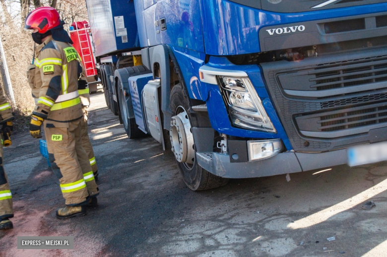 Zderzenie samochodu osobowego z ciężarówką w Ząbkowicach Śląskich 