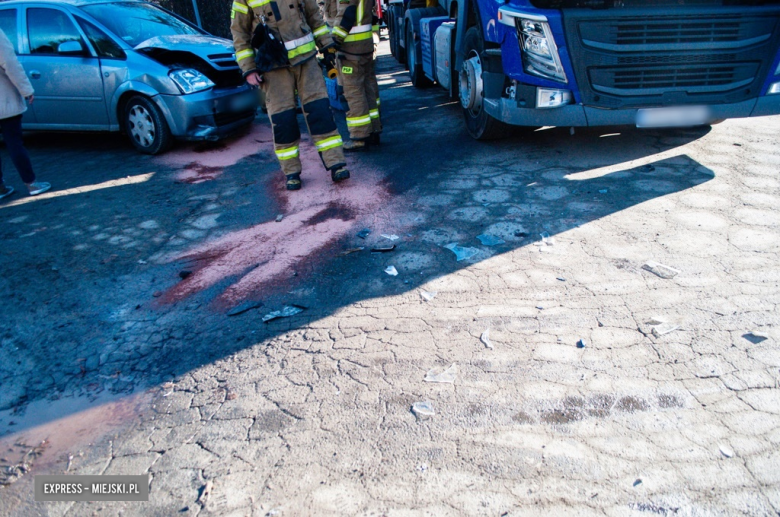 Zderzenie samochodu osobowego z ciężarówką w Ząbkowicach Śląskich 