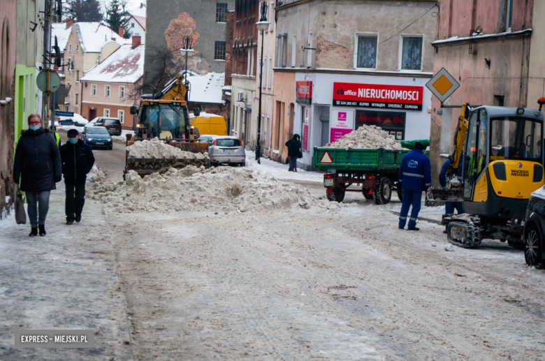Trwa usuwanie nadmiaru śniegu w Ząbkowicach Śląskich 