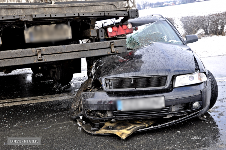 Audi „wbiło się” pod naczepę samochodu ciężarowego. Wypadek na krajowej ósemce. Droga zablokowana