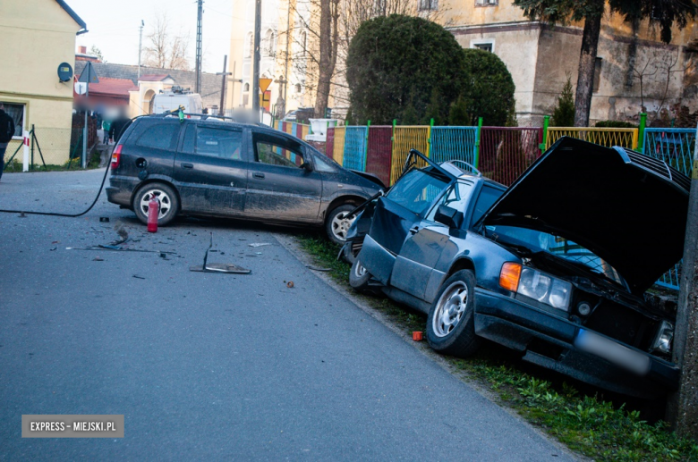 Opel wypadł z drogi, uderzył w słup energetyczny i staranował stojące na poboczu auto