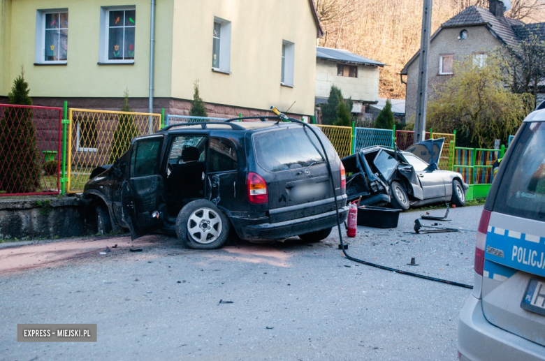 Opel wypadł z drogi, uderzył w słup energetyczny i staranował stojące na poboczu auto
