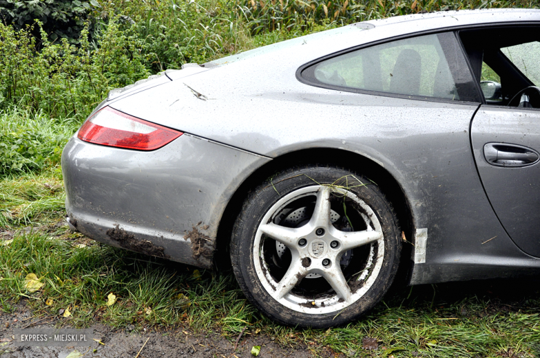 Porsche wypadło z drogi w Stolcu
