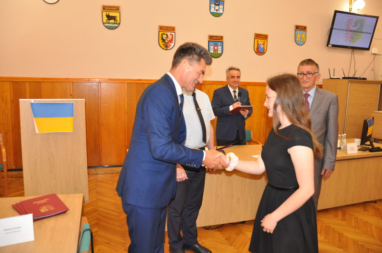 Uczniowie szkół ponadpodstawowych otrzymali nagrody w wysokości 1 tys. zł
