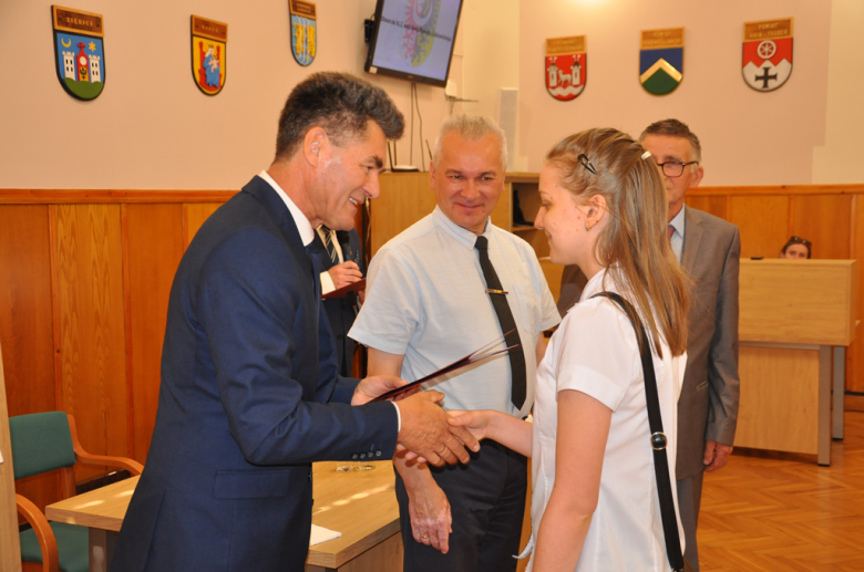Uczniowie szkół ponadpodstawowych otrzymali nagrody w wysokości 1 tys. zł