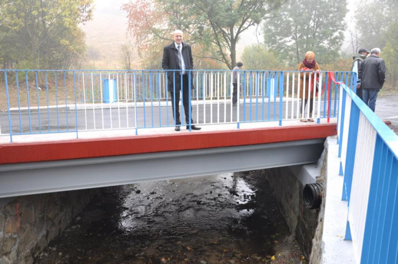 Samorządowcy dokonali przecięcia wstęgi i oficjalnego otwarcia mostu w Laskach