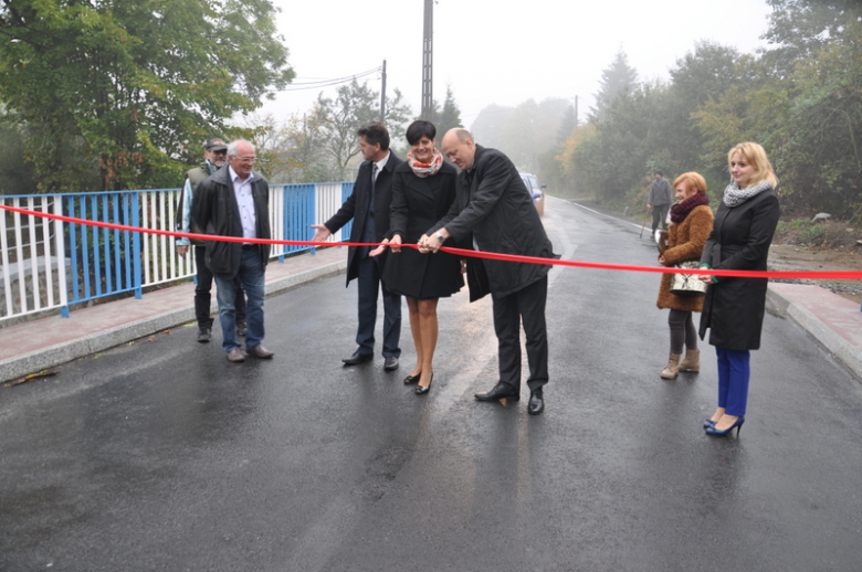 Samorządowcy dokonali przecięcia wstęgi i oficjalnego otwarcia mostu w Laskach