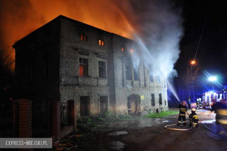Pożar budynku po byłym młynie w Bardzie