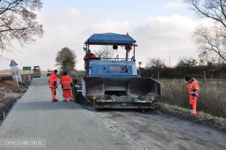 Na 18 listopada został wyznaczony nowy termin zakończenia remontu drogi z Przyłęku w stronę Ożar