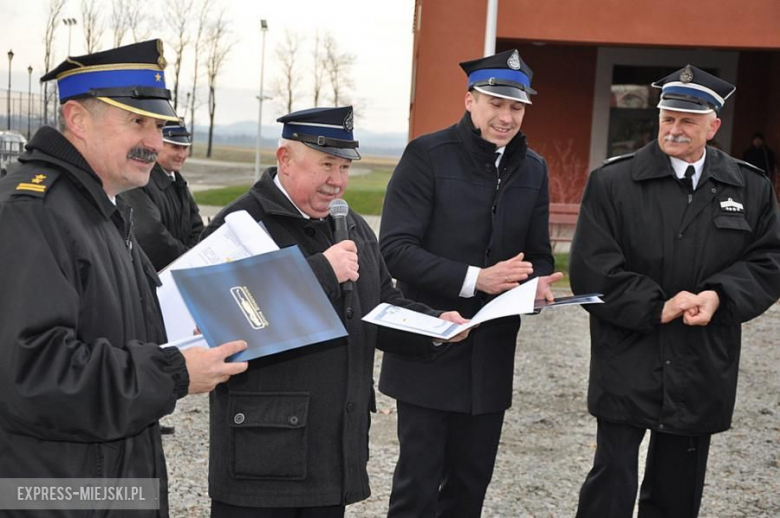 Oficjalne przekazanie nowego wozu strażakom-ochotnikom z Budzowa