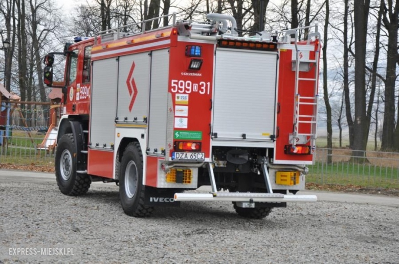 Oficjalne przekazanie nowego wozu strażakom-ochotnikom z Budzowa
