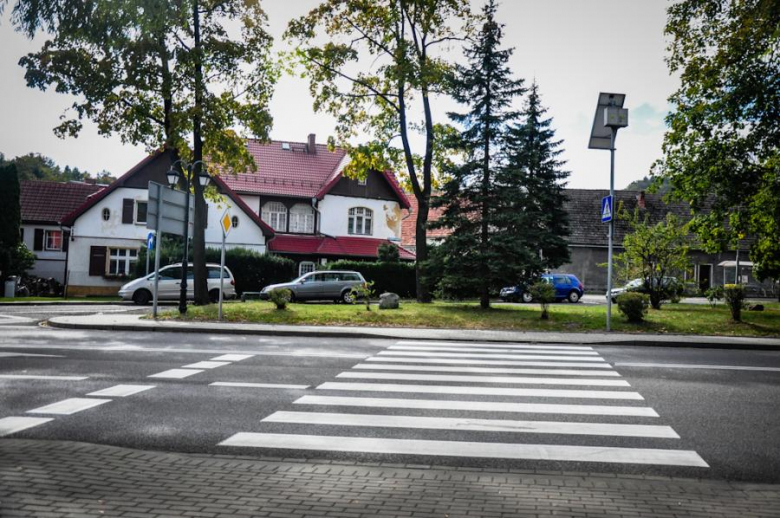 Przejście usytuowane nieopodal skrzyżowania drogi krajowej 46 z pl. Adama Mickiewicza i ul. Strzelecką