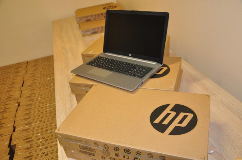 75 laptopów dla dzieci umieszczonych w pieczy zastępczej