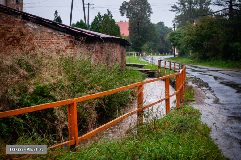 Z rowów w Starczowie (gm. Kamieniec Ząbkowicki) zaczyna wylewać się woda na jezdnię utrudniając jazdę kierowcom
