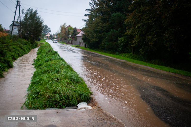 Z rowów w Starczowie (gm. Kamieniec Ząbkowicki) zaczyna wylewać się woda na jezdnię utrudniając jazdę kierowcom
