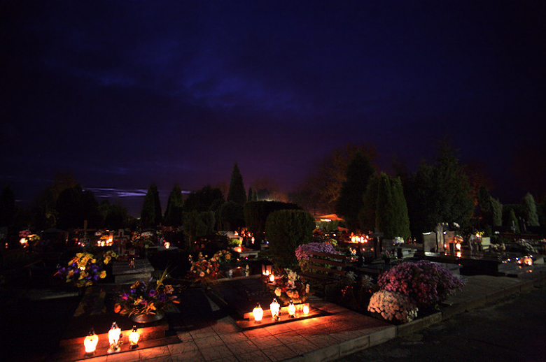 cmentarz wieczorem