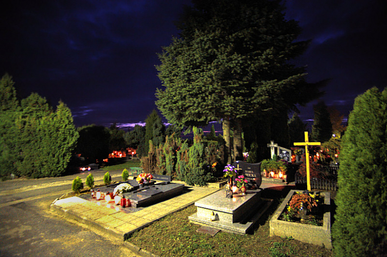 cmentarz wieczorem