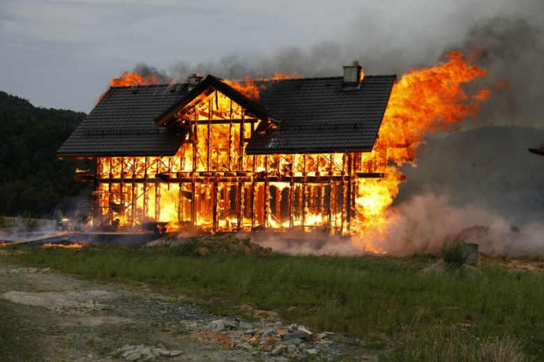 Pożar domu ekologicznego
