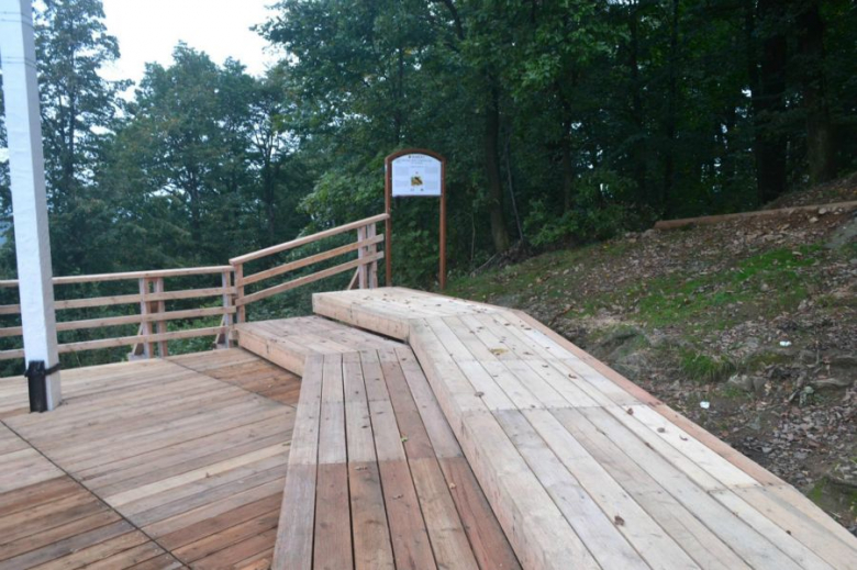 W ramach prac została wykonana nowa bariera zabezpieczająca oraz drewniane schody