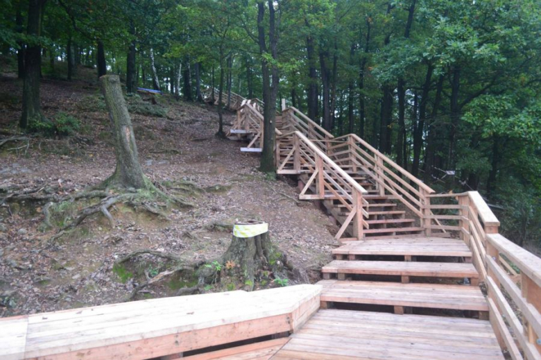 W ramach prac została wykonana nowa bariera zabezpieczająca oraz drewniane schody
