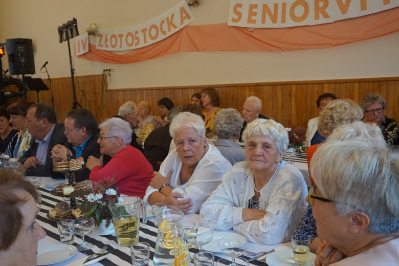 Seniorzy bawili się, śpiewali i biesiadowali. „IV Złotostocka Seniorvita”