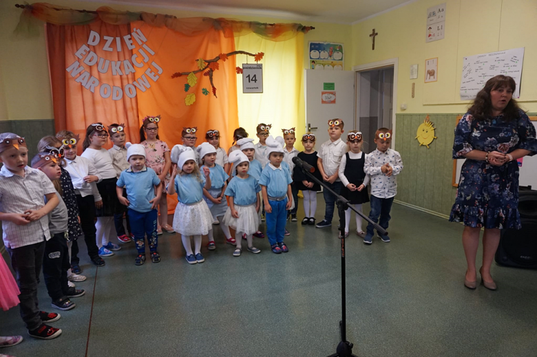 Z okazji Dnia Edukacji Narodowej w placówkach oświatowych w gminie Złoty Stok odbył się uroczysty apel oraz przedstawienia artystyczne zaprezentowane przez dzieci